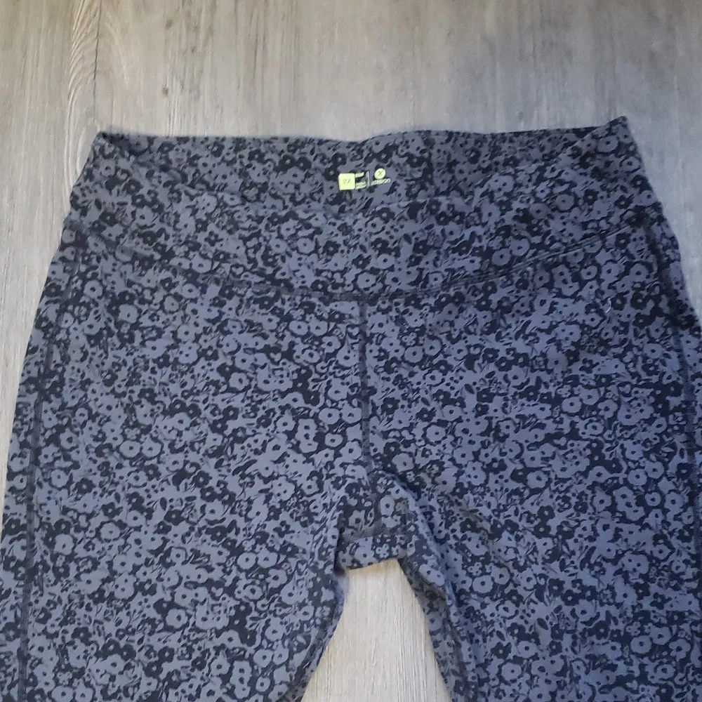 Xersion stretchy floral black colored leggings - Picture 3 of 14